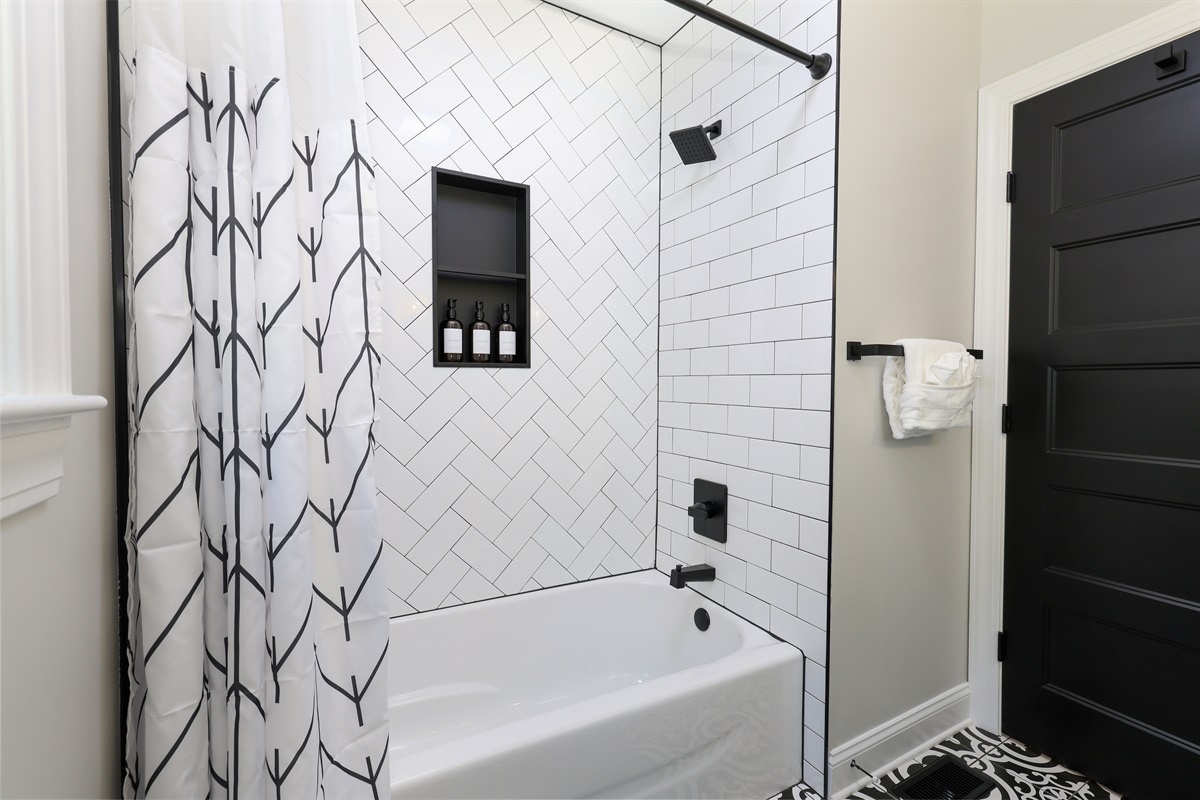 2nd bathroom with shower/tub combo