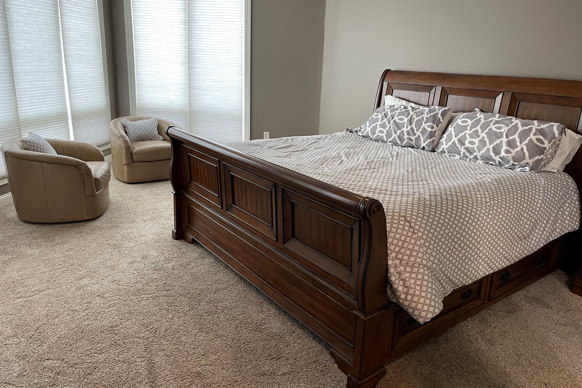 Master Bedroom w/King bed