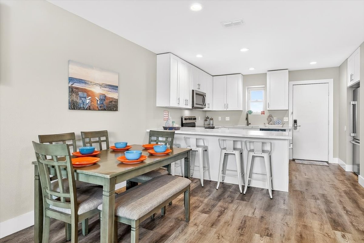 Dining Table & Island Seating