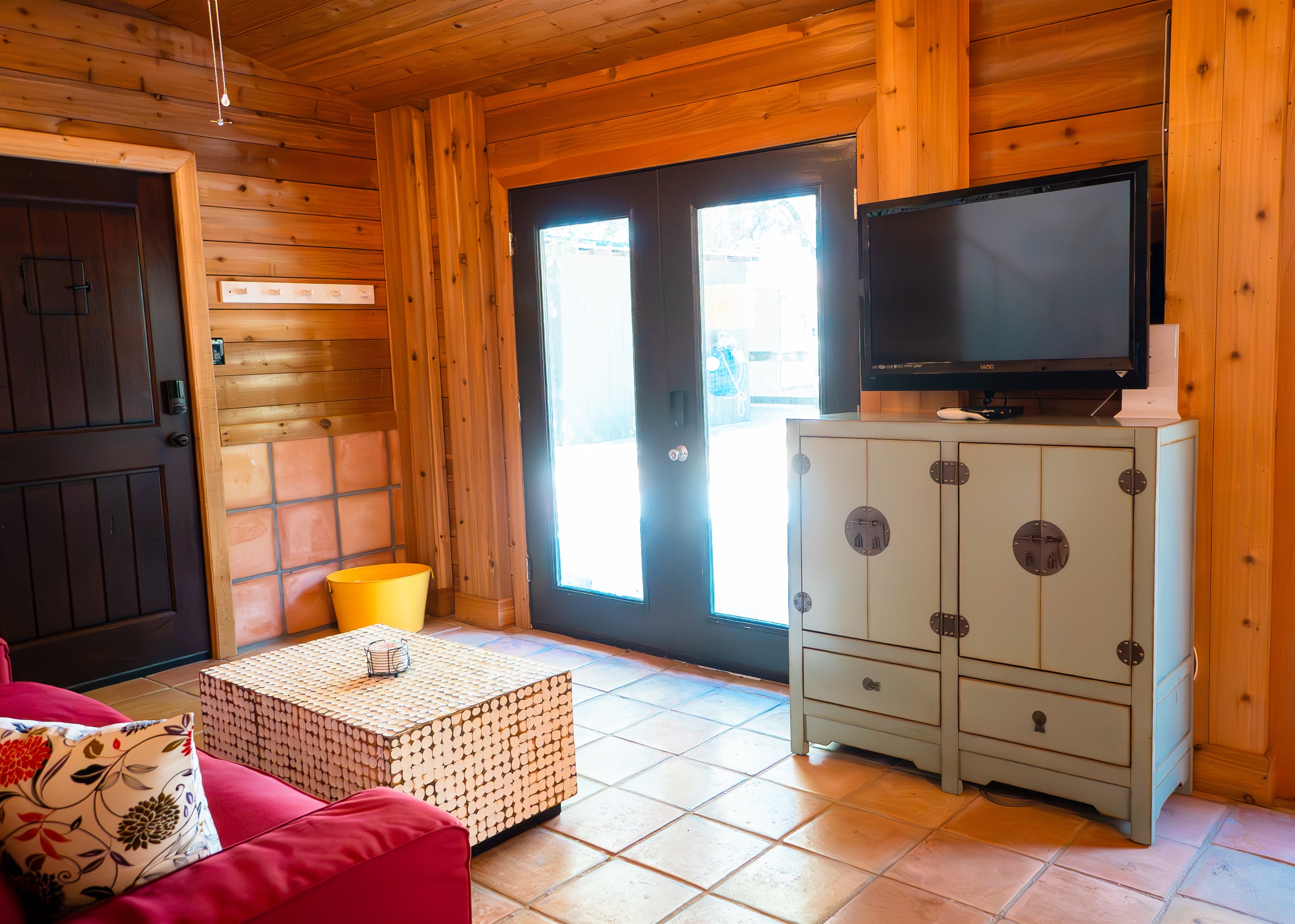 Extra seating area.. perfect spot for coffee!