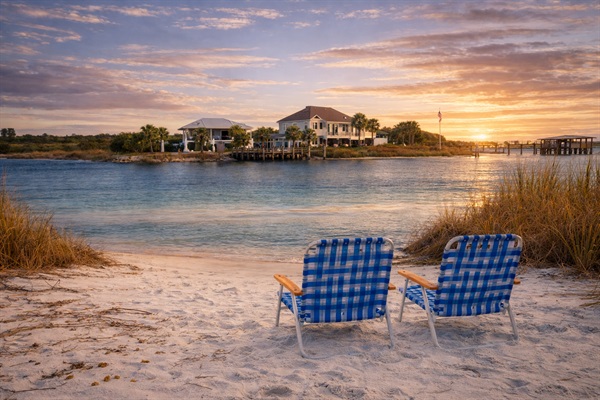  Waterfront neighborhood with waterfront access