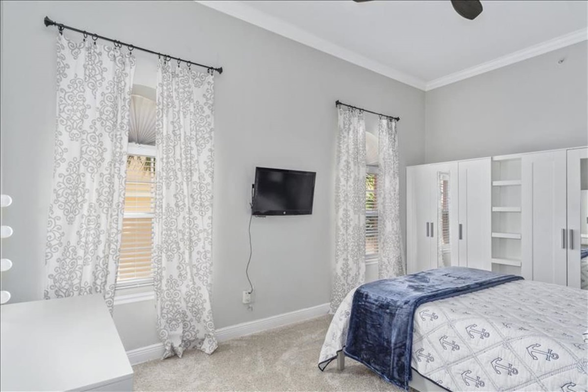 Guest bedroom (1 queen bed)