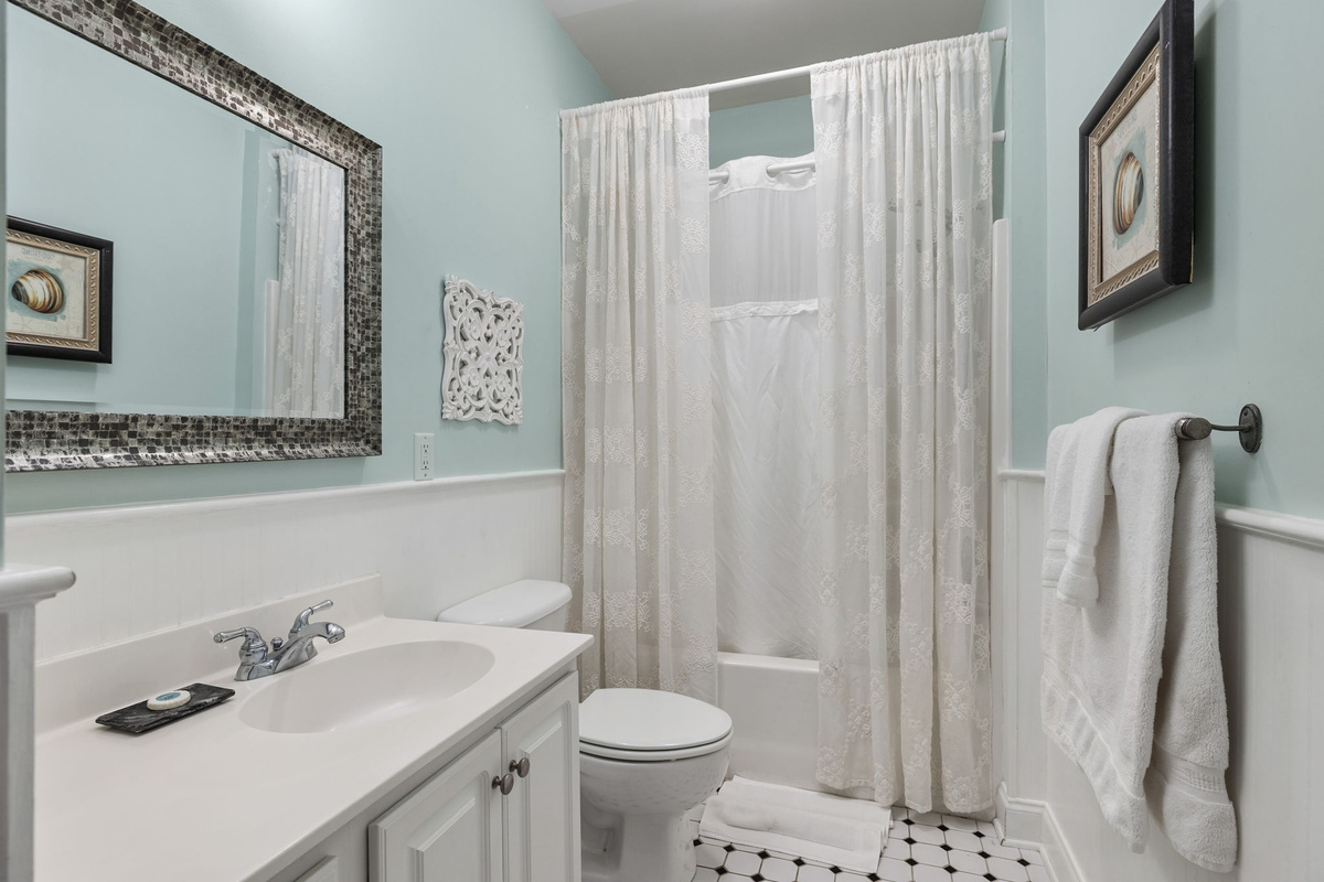 Hallway Bathroom shared by 2 Queen Bedrooms