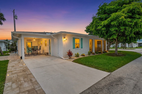 Welcome to Villa 61 on the Key—your peaceful Manasota Key retreat, just a 4-minute walk from Englewood Beach.
