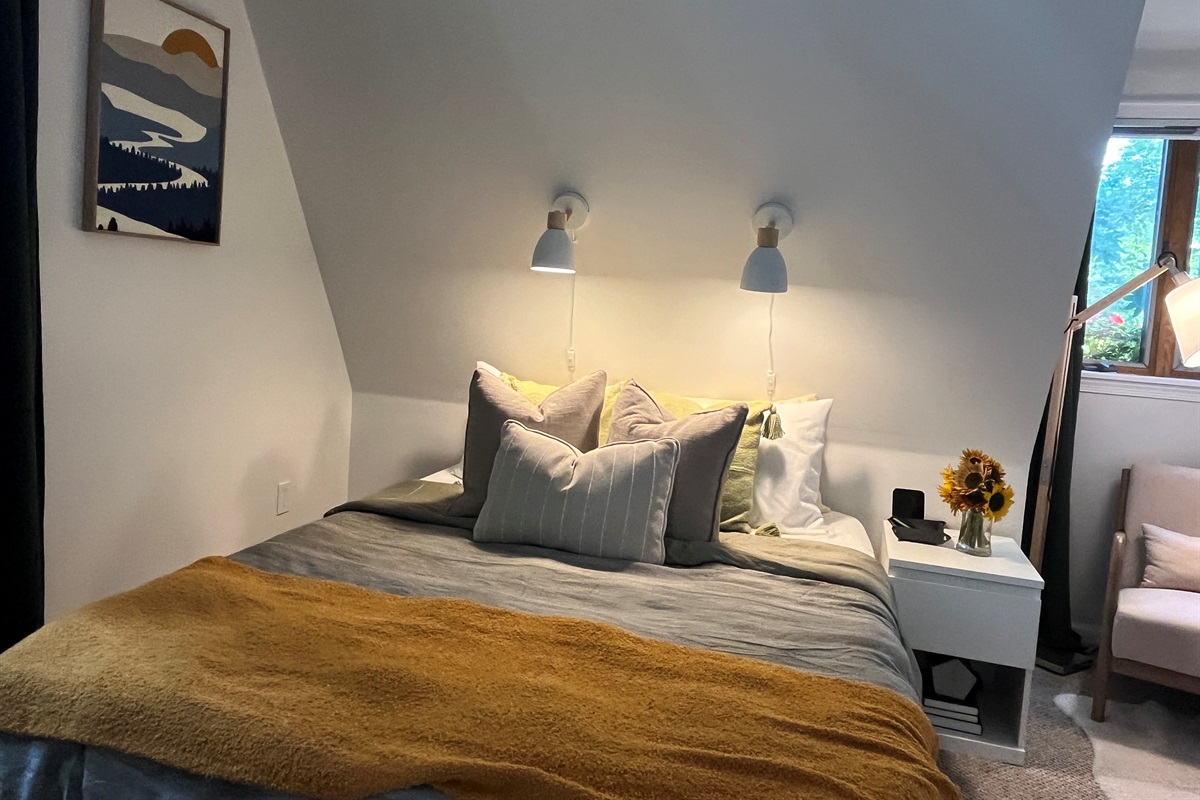 1st floor Queen and reading nook