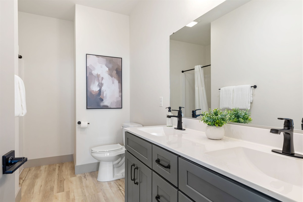 Ensuite bathroom #4 w/ shower