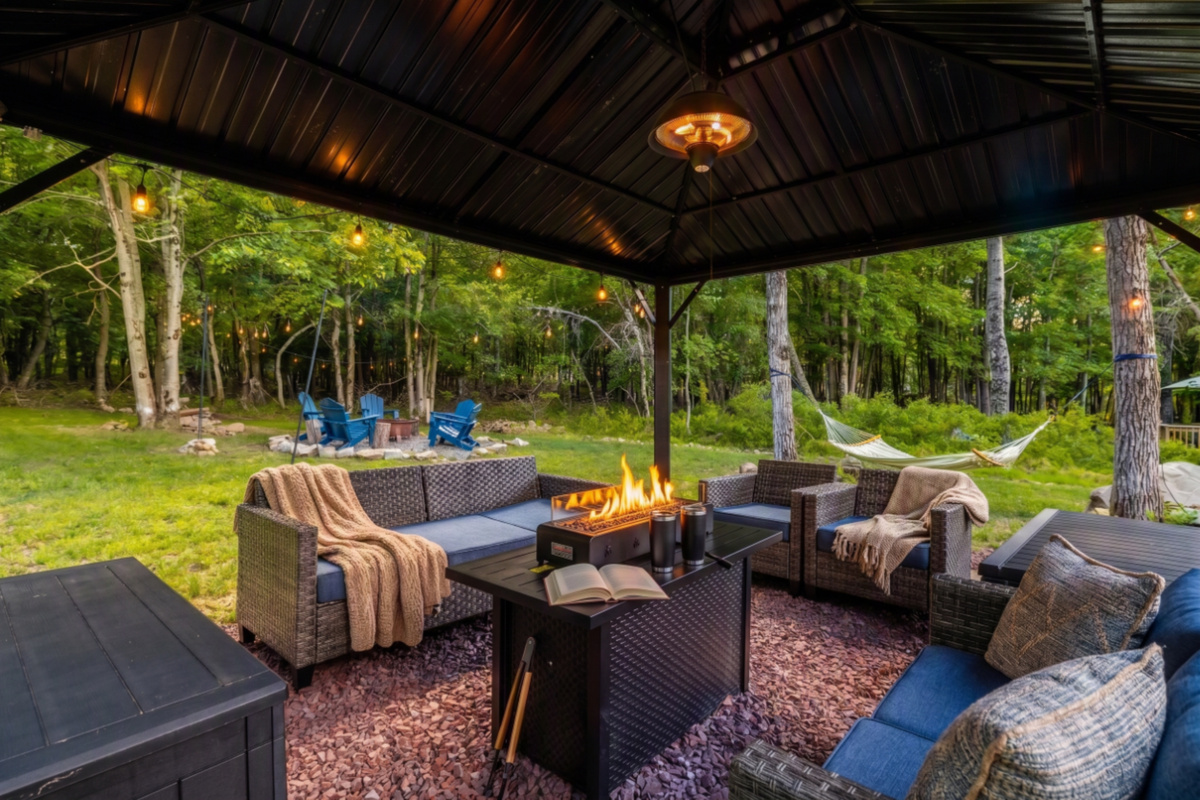 [Gazebo} Heated gazebo with fire table and confortable seating