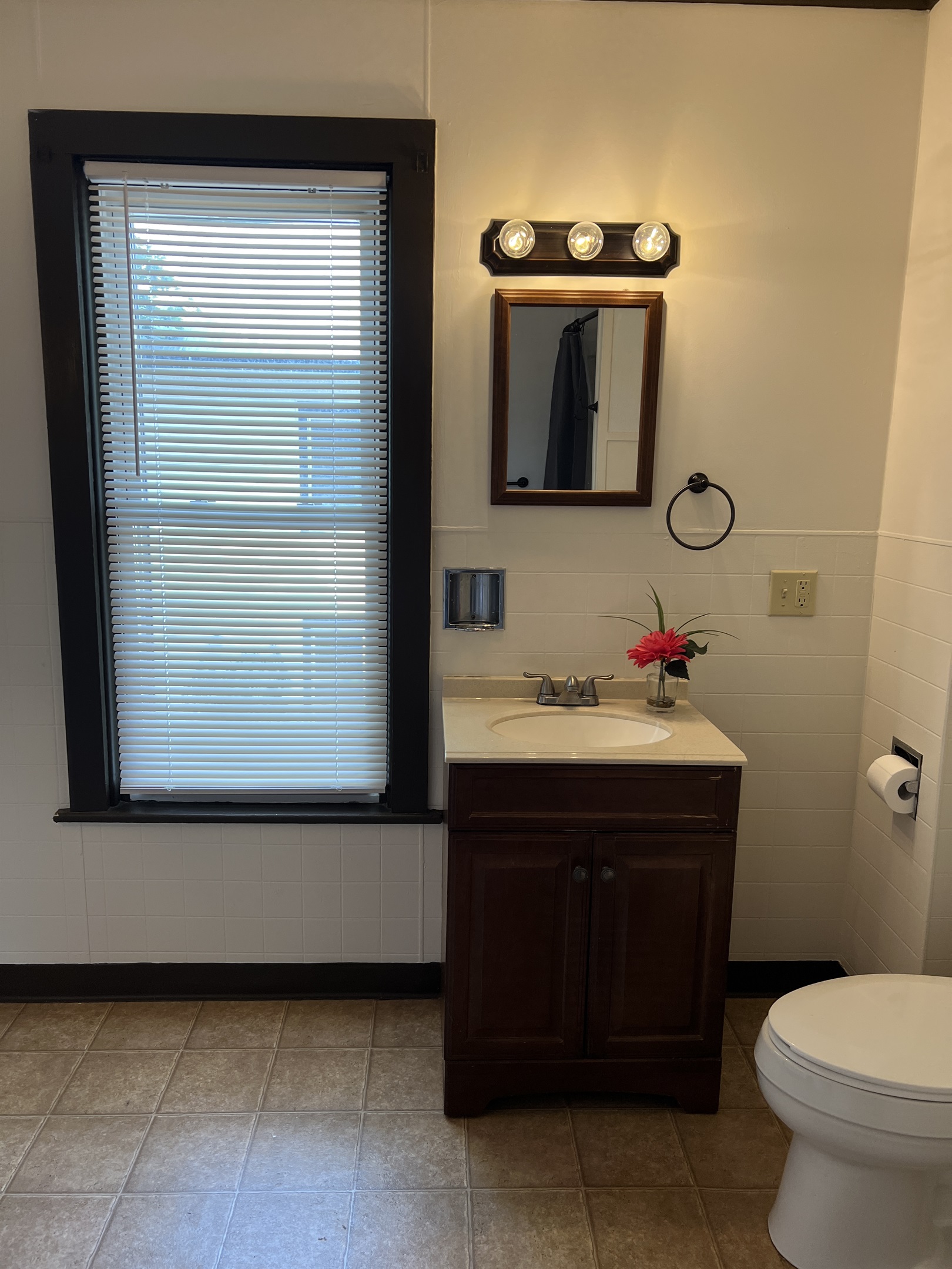 2nd floor bath off hallway with tub/shower