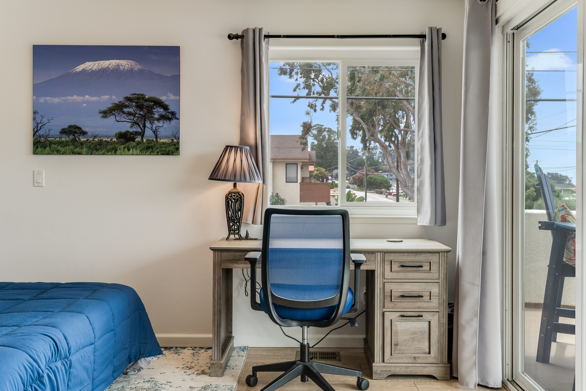 Desk space in guest bedroom #2