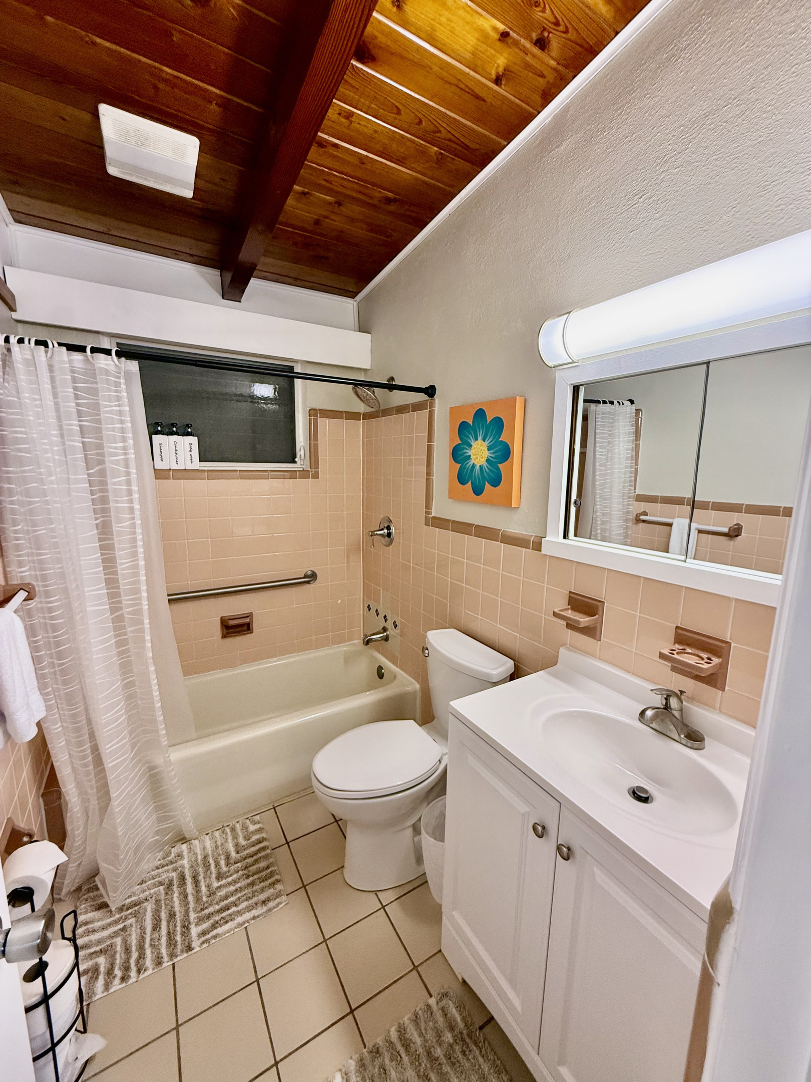 Charming Original Mid Mod Bathroom.
Low Tide