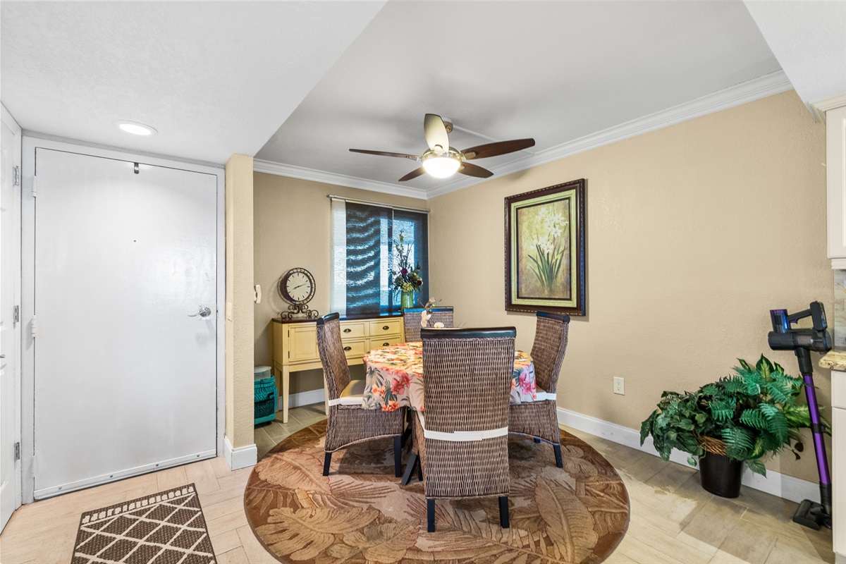 Dining area, seats 4, breakfast bar seats 5