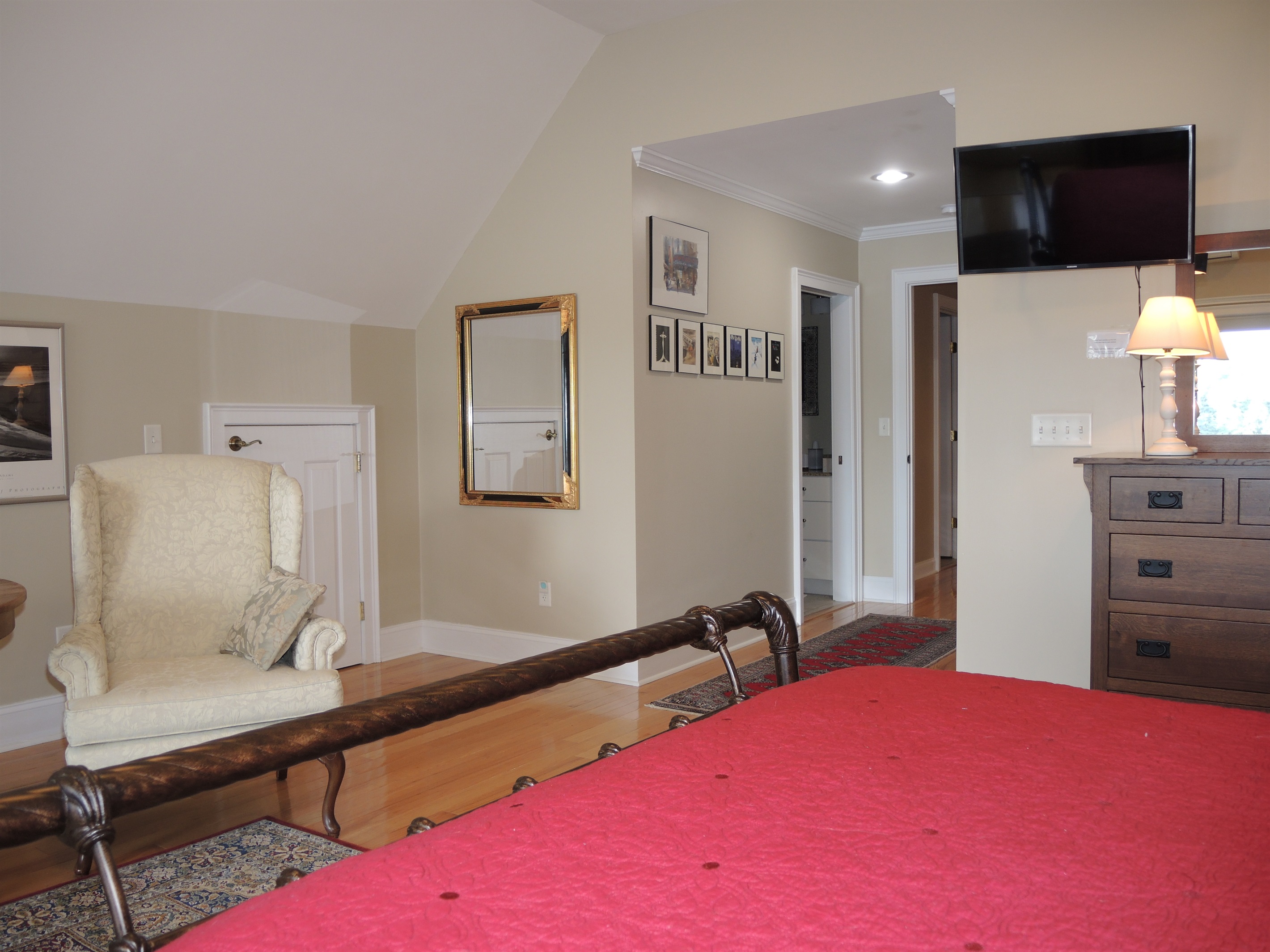 2nd floor primary bath w/ en suite bath
