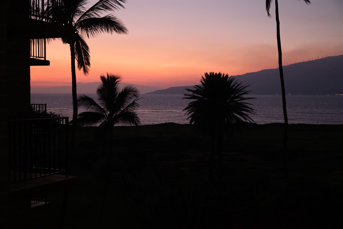 Whether you stroll to the beach or relax on the lanai, Kihei sunsets are simply breathtaking. 🌅 Experience the stunning colors that fill the sky as day turns to night!