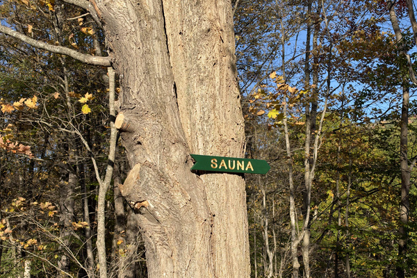 Follow the sign + short trail back to the sauna.
