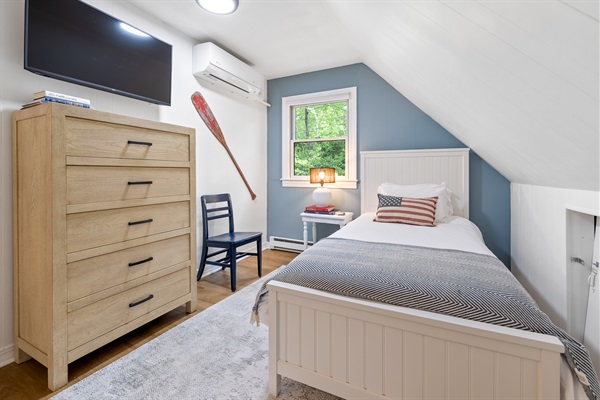 The other twin bedroom
