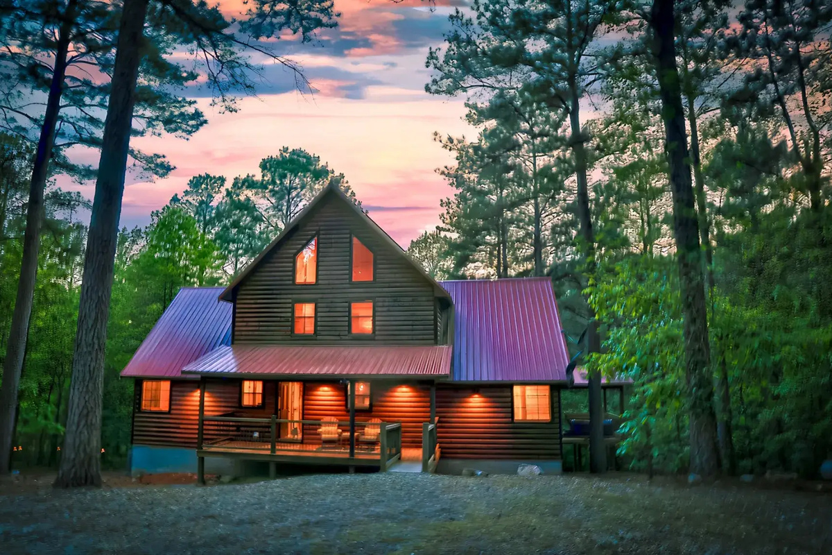Charming Cabin Retreat: Embrace tranquility in this stunning woodland haven with rustic charm!