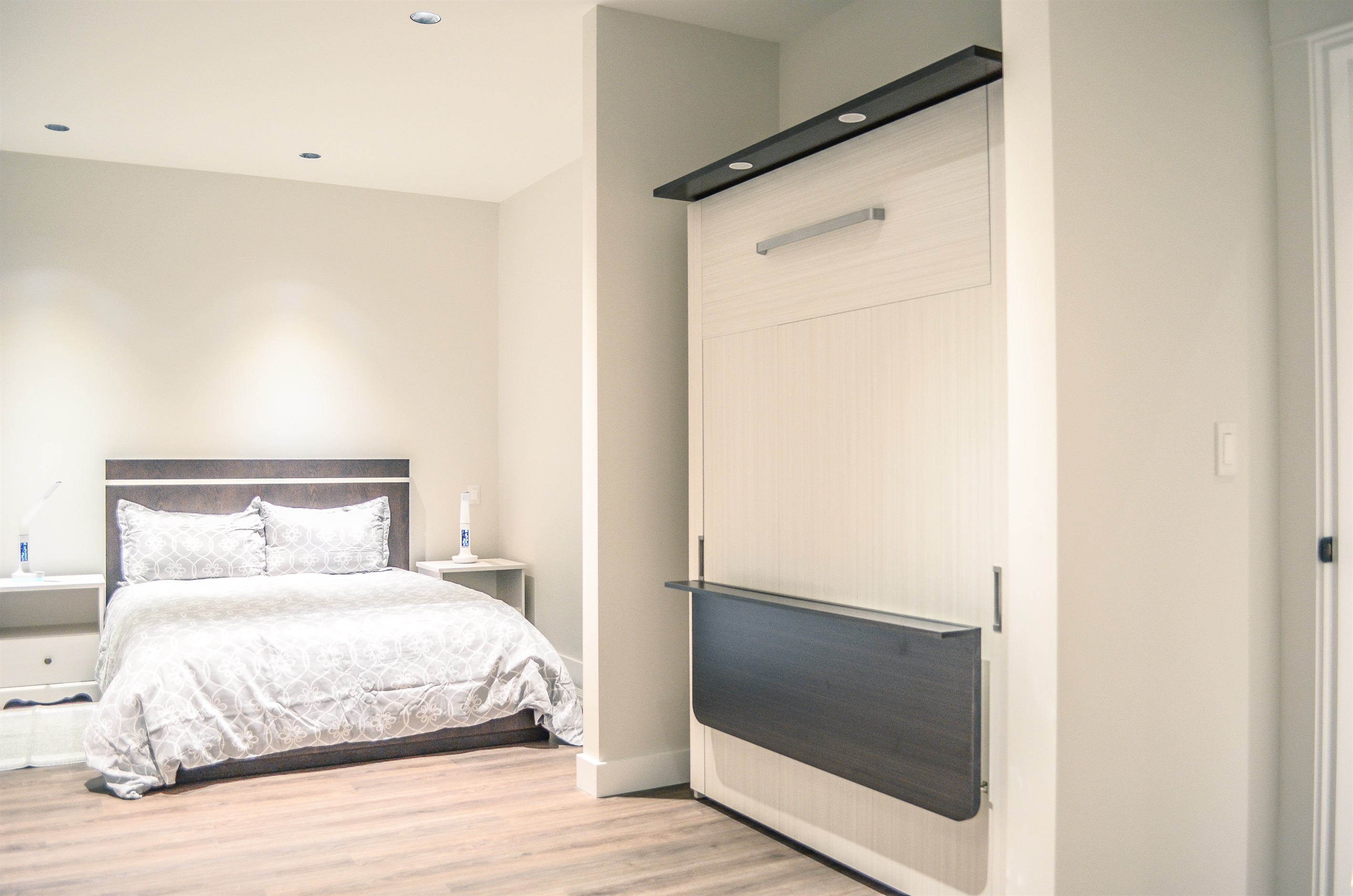 Primary bedroom: queen bed + hidden Murphy – ideal for families