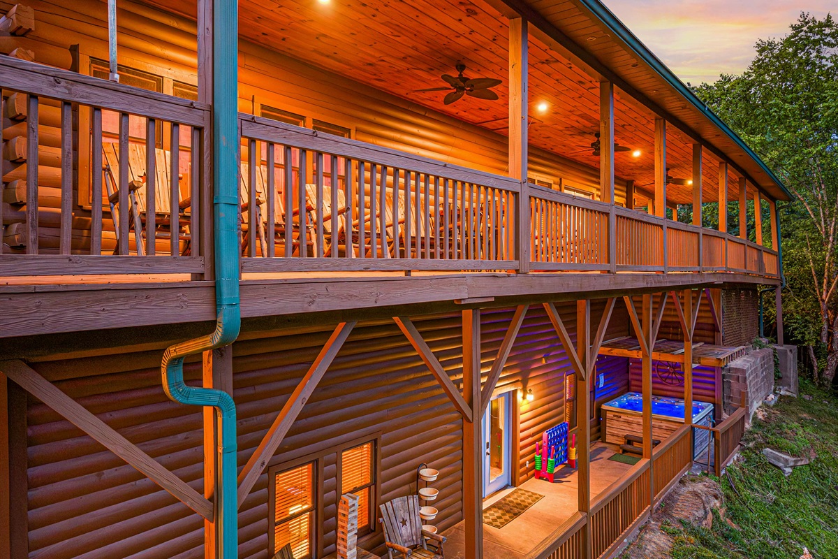 Deck Paradise: Unwind on the expansive balcony, basking in stunning mountain views and sunsets!