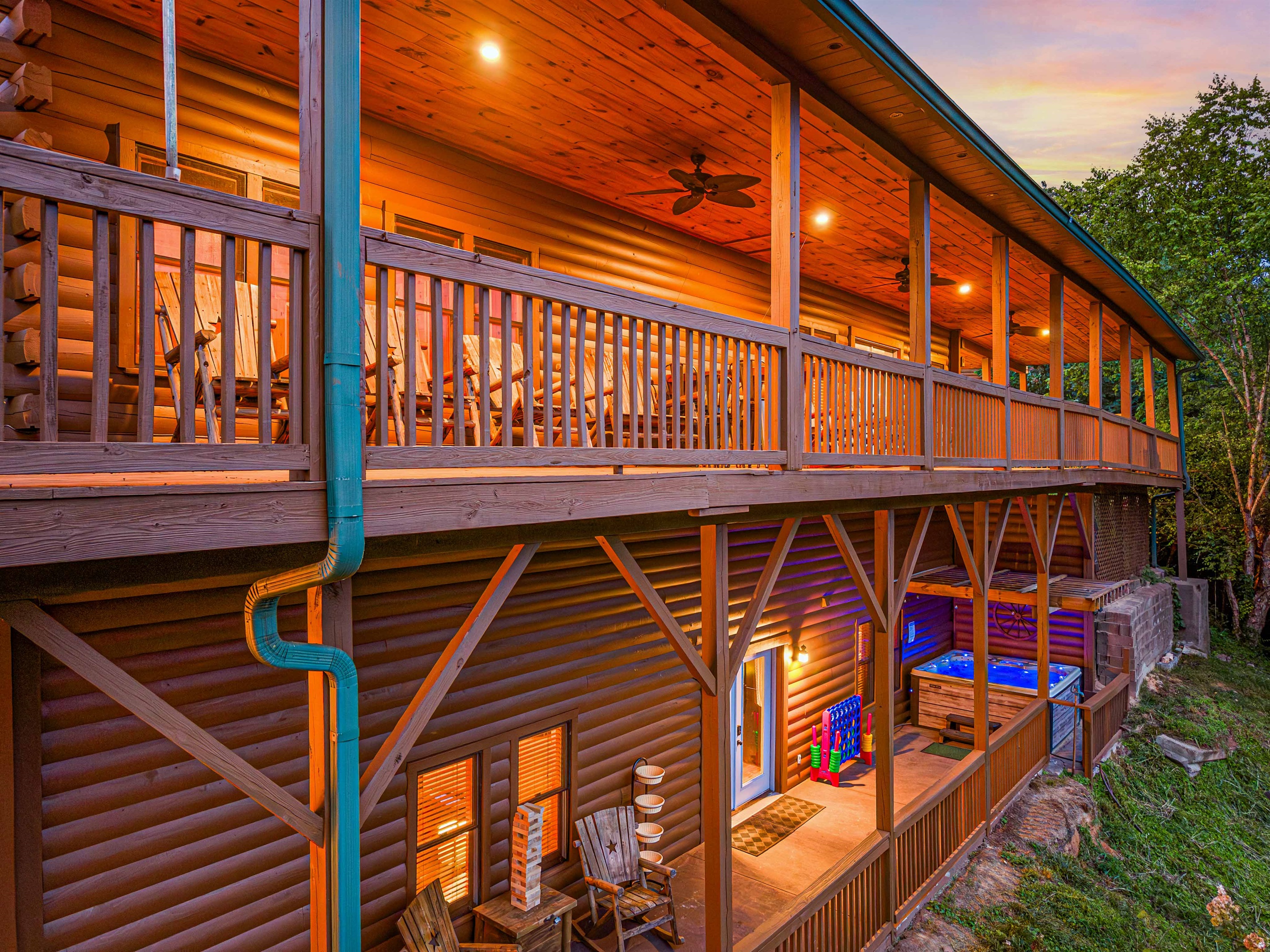 Deck Paradise: Unwind on the expansive balcony, basking in stunning mountain views and sunsets!