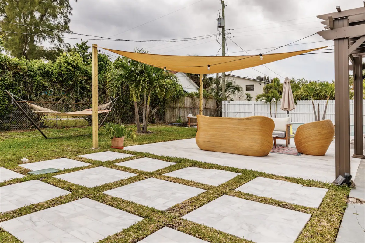Enjoy this sliver of backyard paradise!