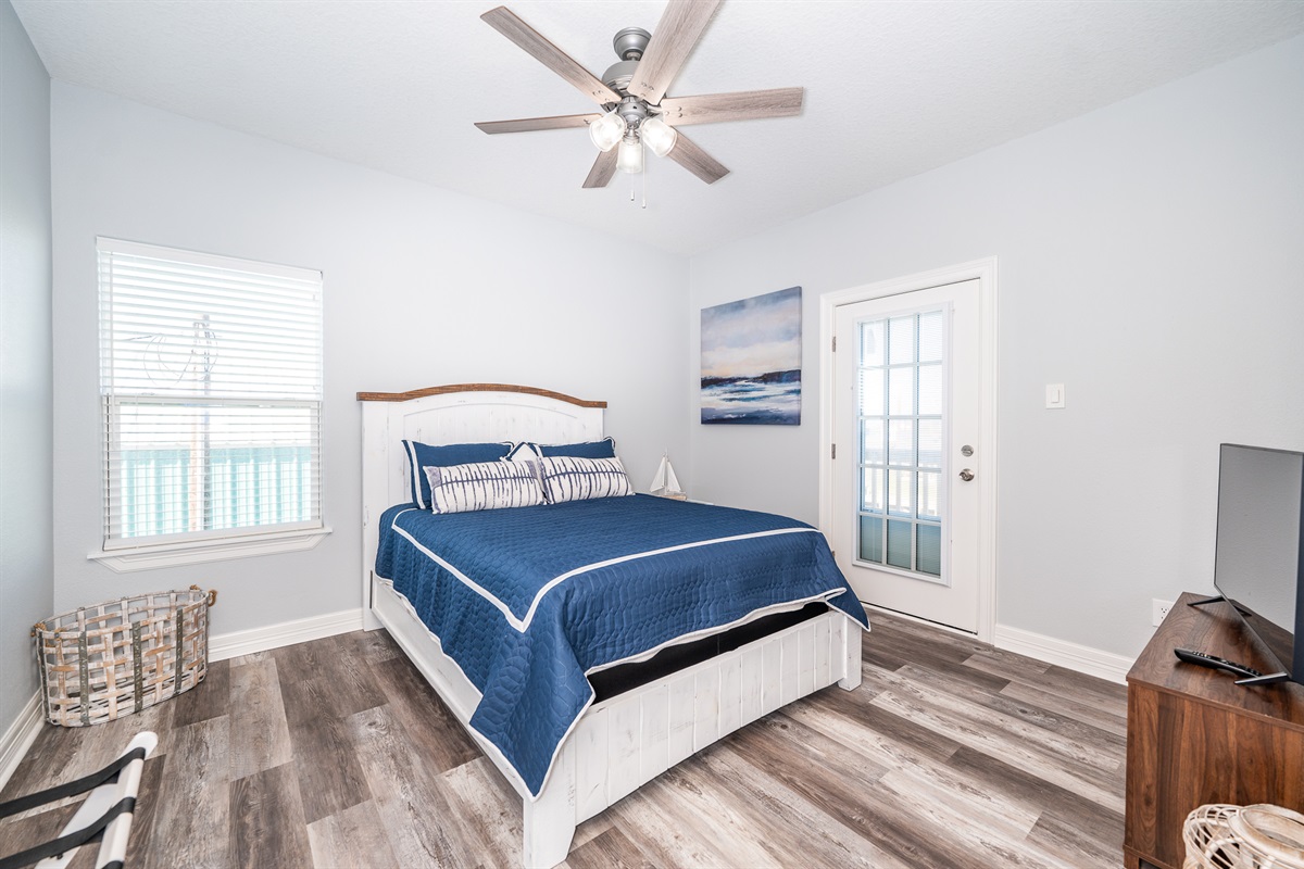 primary bedroom with queen bed, en suite bathroom and balcony access