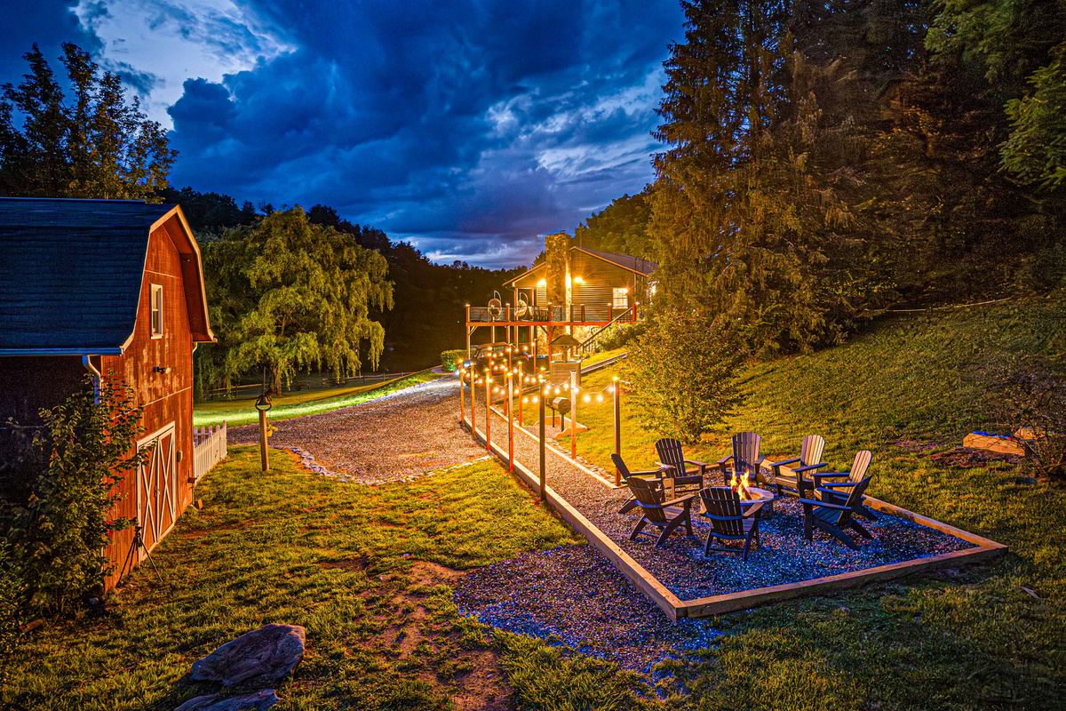 Outdoor Gathering Spot: Enjoy evenings by the fire under twinkling lights and mountain skies!
