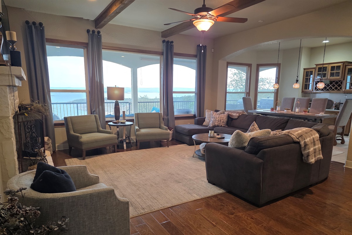 Lake.view cozy living