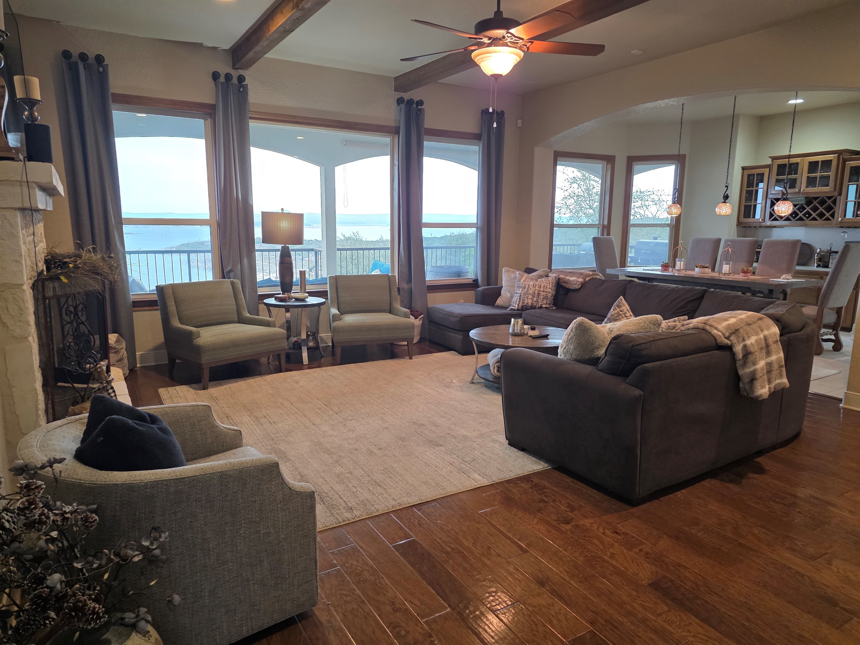 Lake.view cozy living