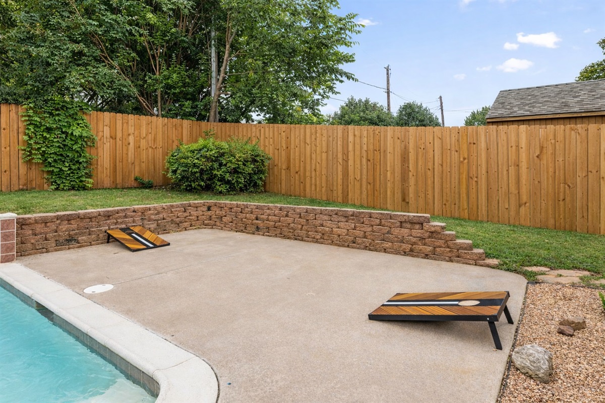 Classic Outdoor Game – Enjoy cornhole in the backyard for hours of entertainment.