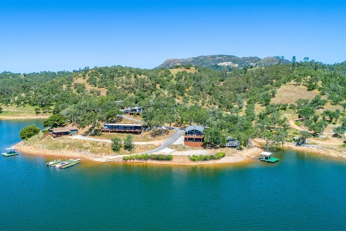 Left to right: 4. Waters Edge, 2. Boat House, 1. Main House and 3. Sunrise Cove