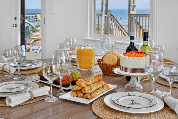 A welcoming dining setup with plenty of space for memorable meals, celebrations, and vacation mornings.
