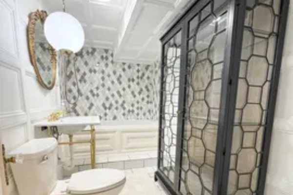 This well equipped bathroom feels modern, clean, and easy to enjoy during your stay.