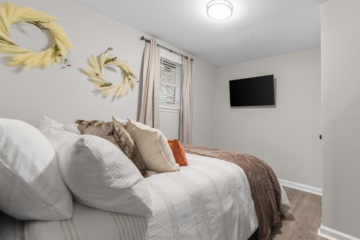 Bedroom on main floor (queen bed) - Creekside Chalet 