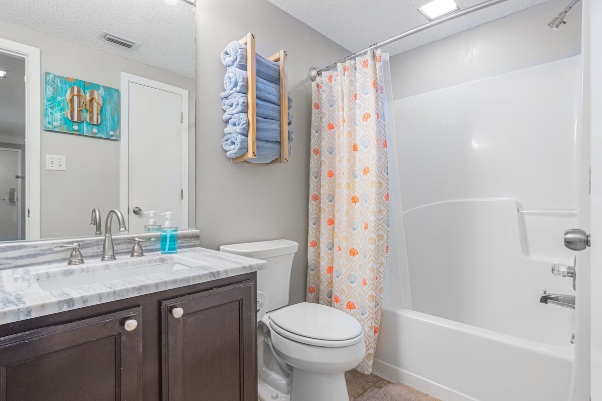 2nd bathroom - tub is great for the kiddos.