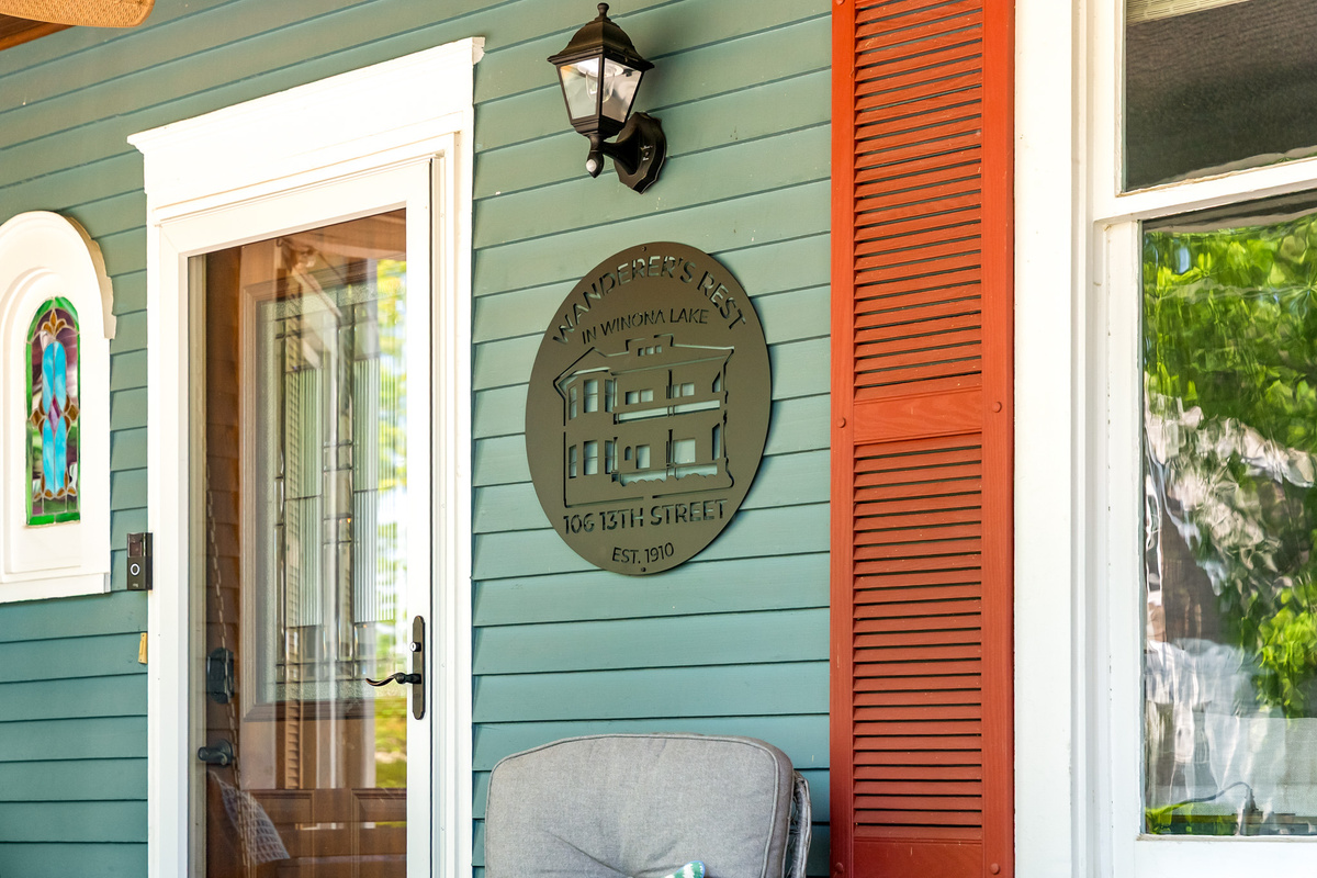 It’s all in the details. Look for our signature Wanderer's Rest sign on the front porch—your cue to kick off your shoes, relax, and enjoy your lake getaway.