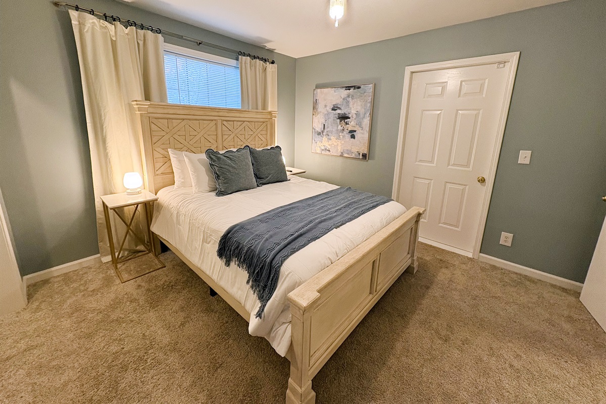 #1 Bedroom - The Blue Bedroom - Queen Bed & Blackout Curtains