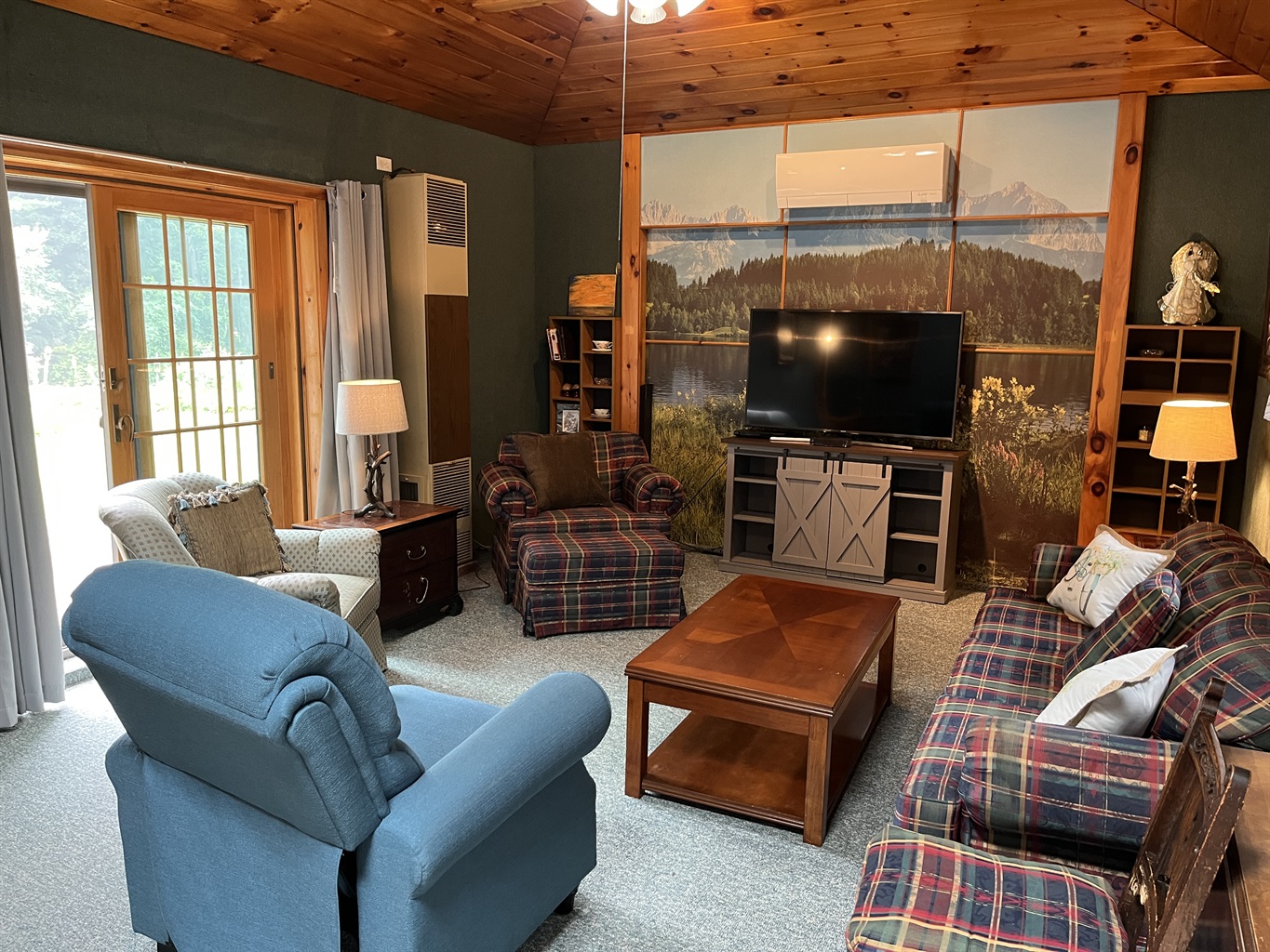 Great room w/ slider to back deck