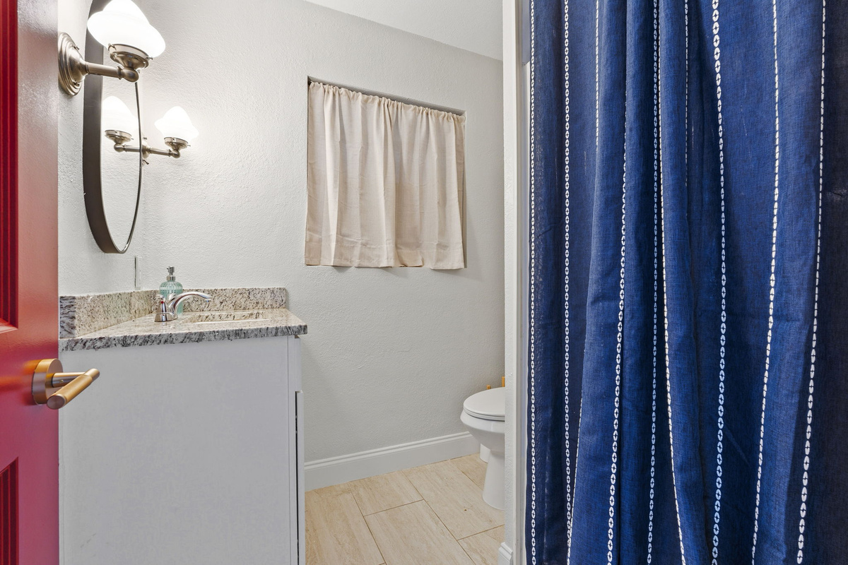 Secondary Bathroom. Stand up shower
Stocked:
Toilet Paper
Shampoo
Conditioner
Body Soap
Make-up Towels
Towels