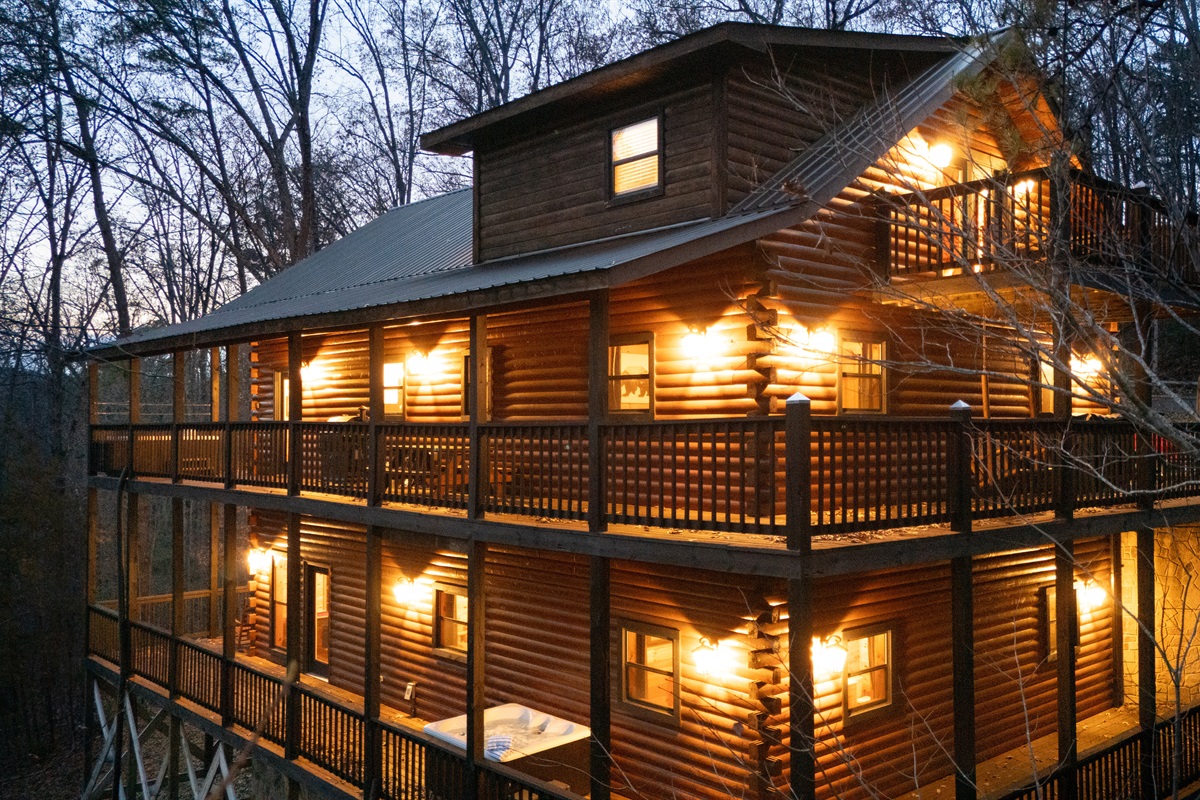 The second hot tub on the lower deck gives everyone space to spread out and soak in comfort—perfect for larger groups.
