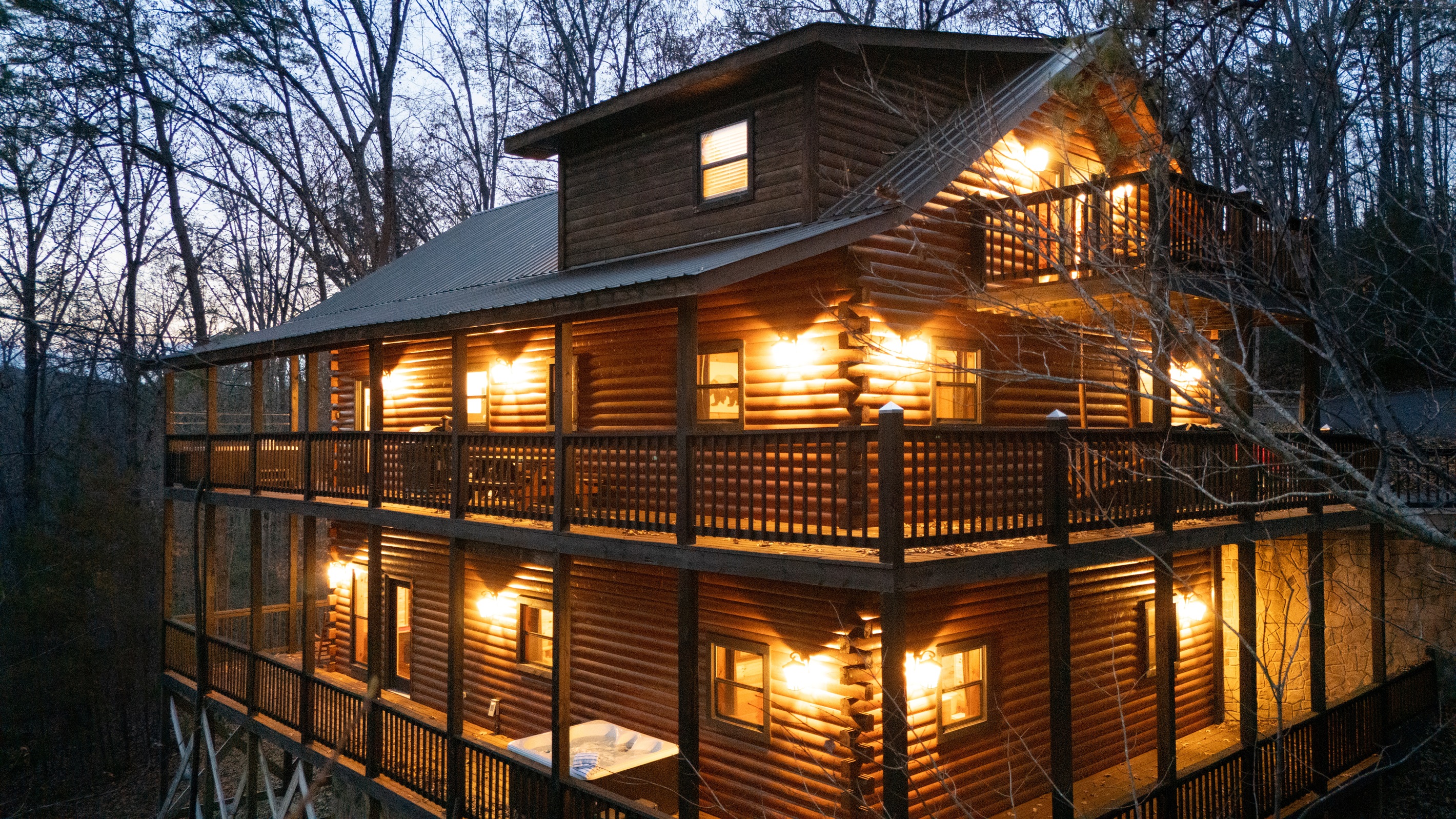 The second hot tub on the lower deck gives everyone space to spread out and soak in comfort—perfect for larger groups.