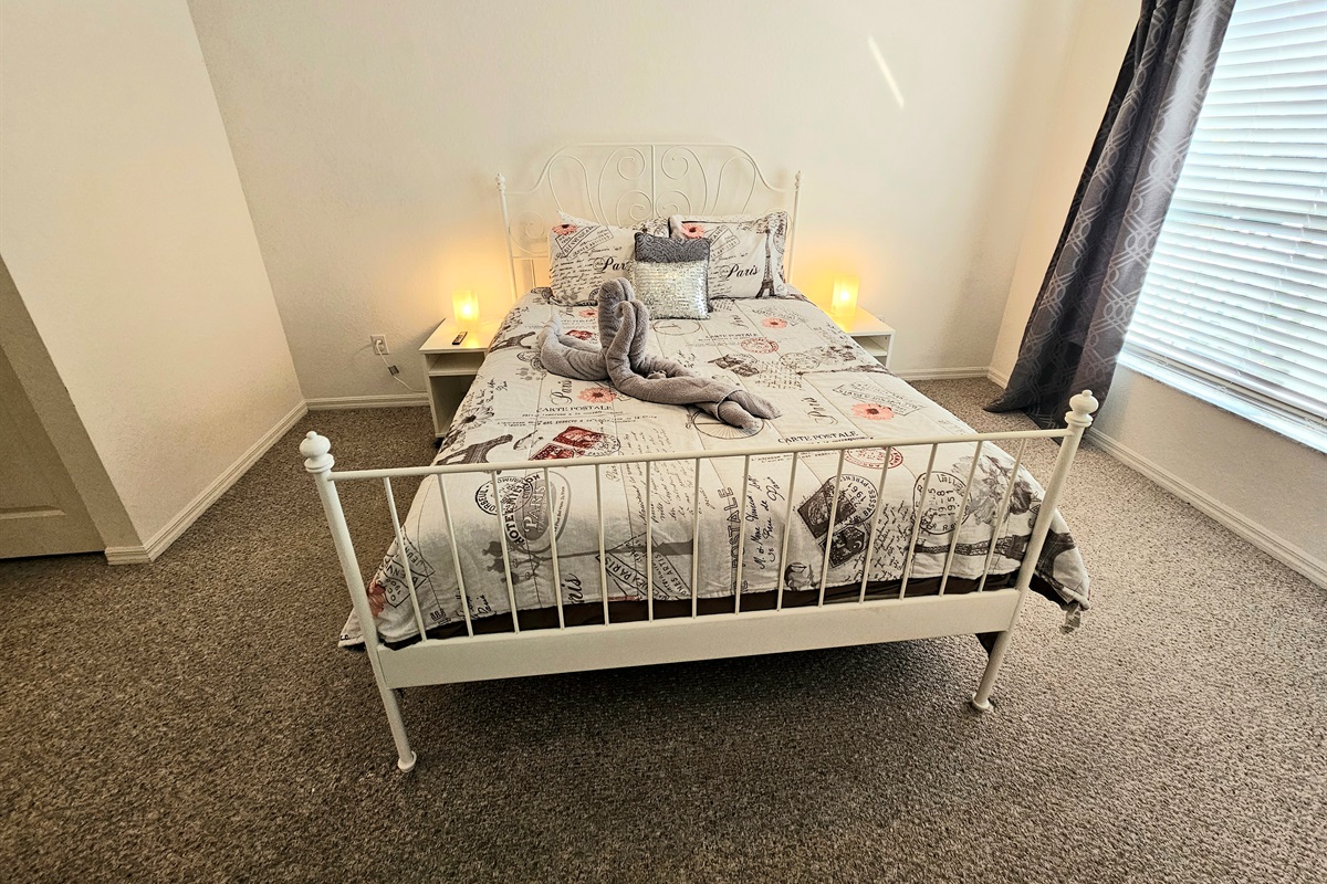 MASTER QUEEN Bedroom, Downstairs, SMART TV, Ceiling Fan