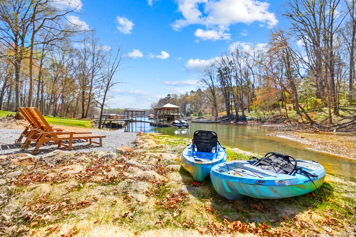 2 kayaks and 2 paddleboards with direct lake access