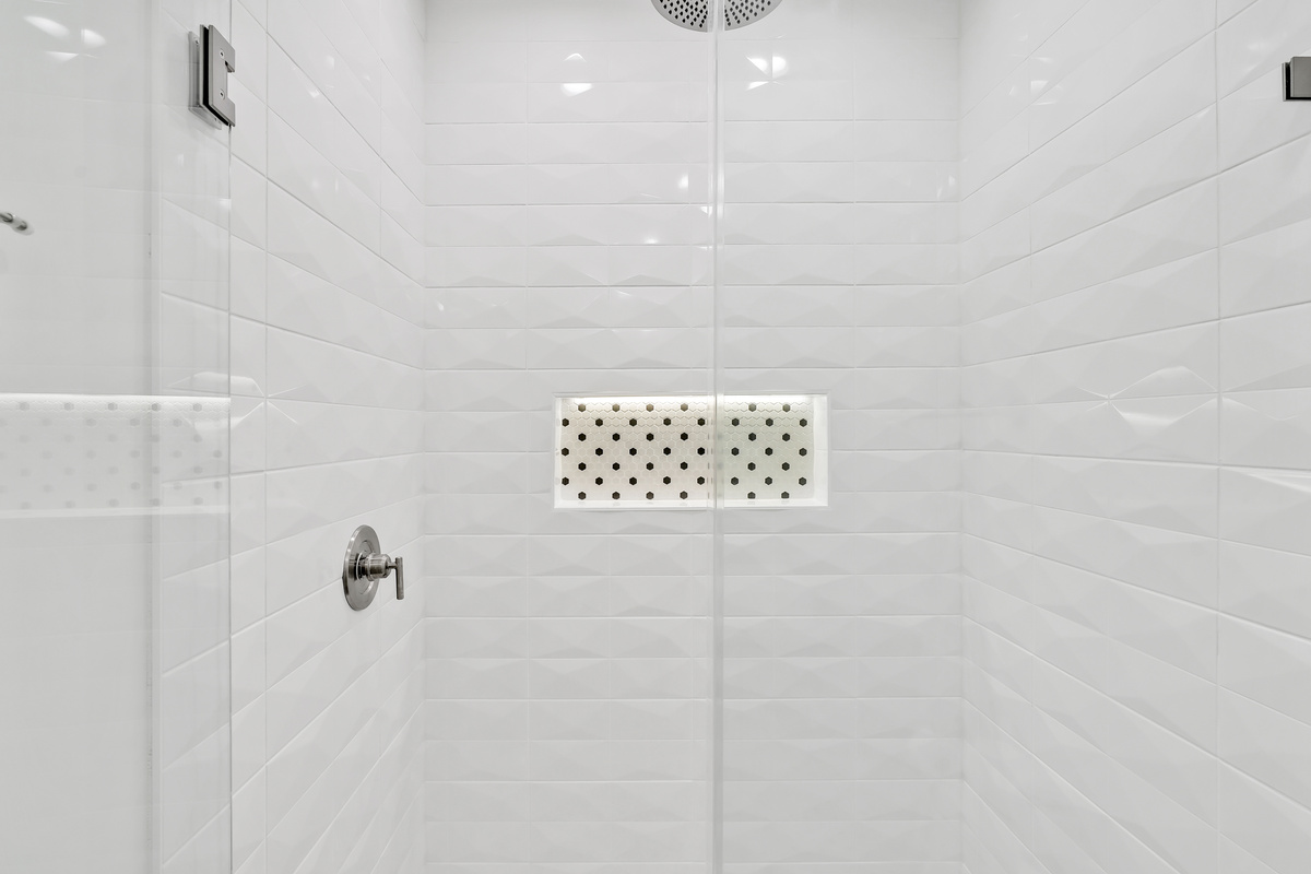 Rain shower with lighted niche