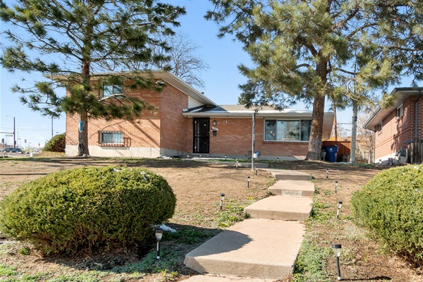 Seamless Entry: Front Door Welcomes and Private Driveway Convenience! 🚪🌐