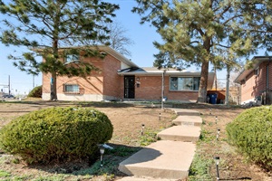 Seamless Entry: Front Door Welcomes and Private Driveway Convenience! 🚪🌐