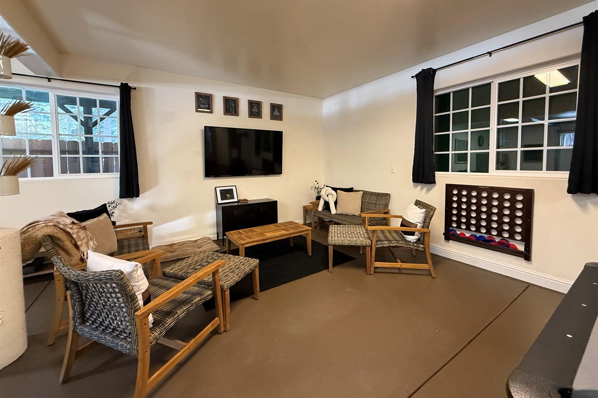 Lounge area in Gameroom