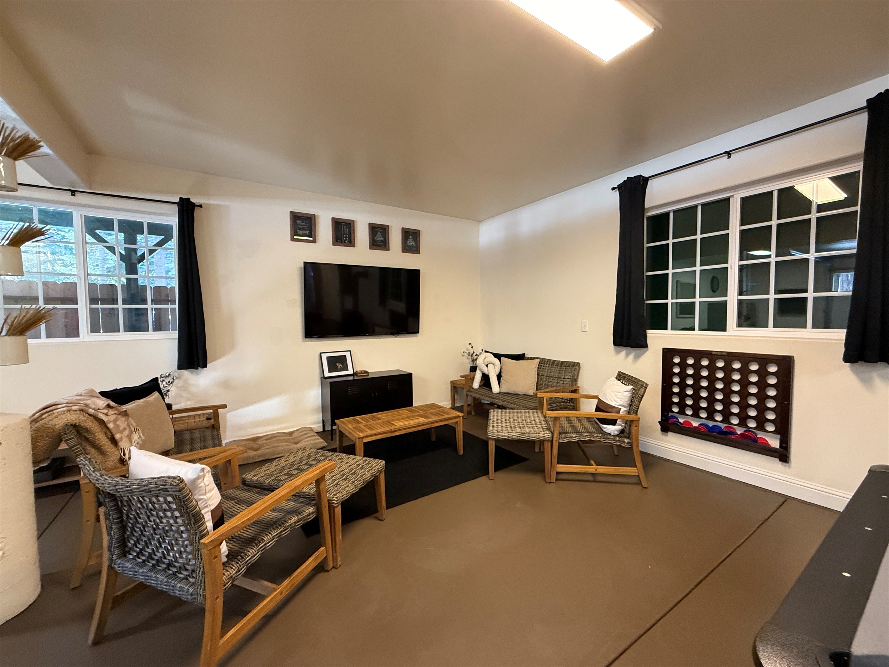 Lounge area in Gameroom