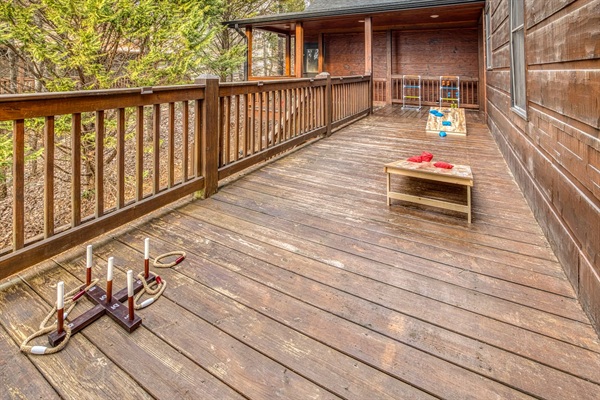 Mountain views from the wrap-around porch. Plenty of outdoor games to play! Giant jenga, cornhole/bags, ball toss, ring toss, plus mini golf putt-putt! 