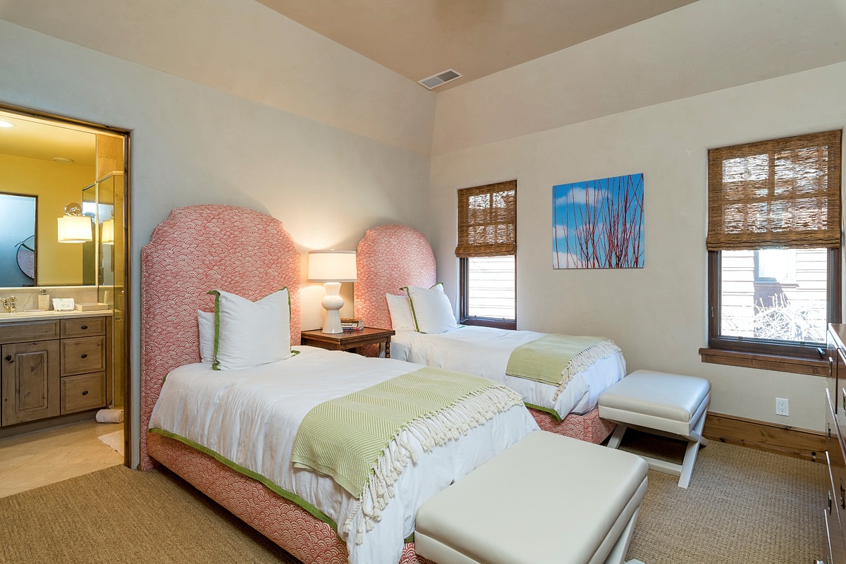 BR 3- Twin Suite with two twin beds