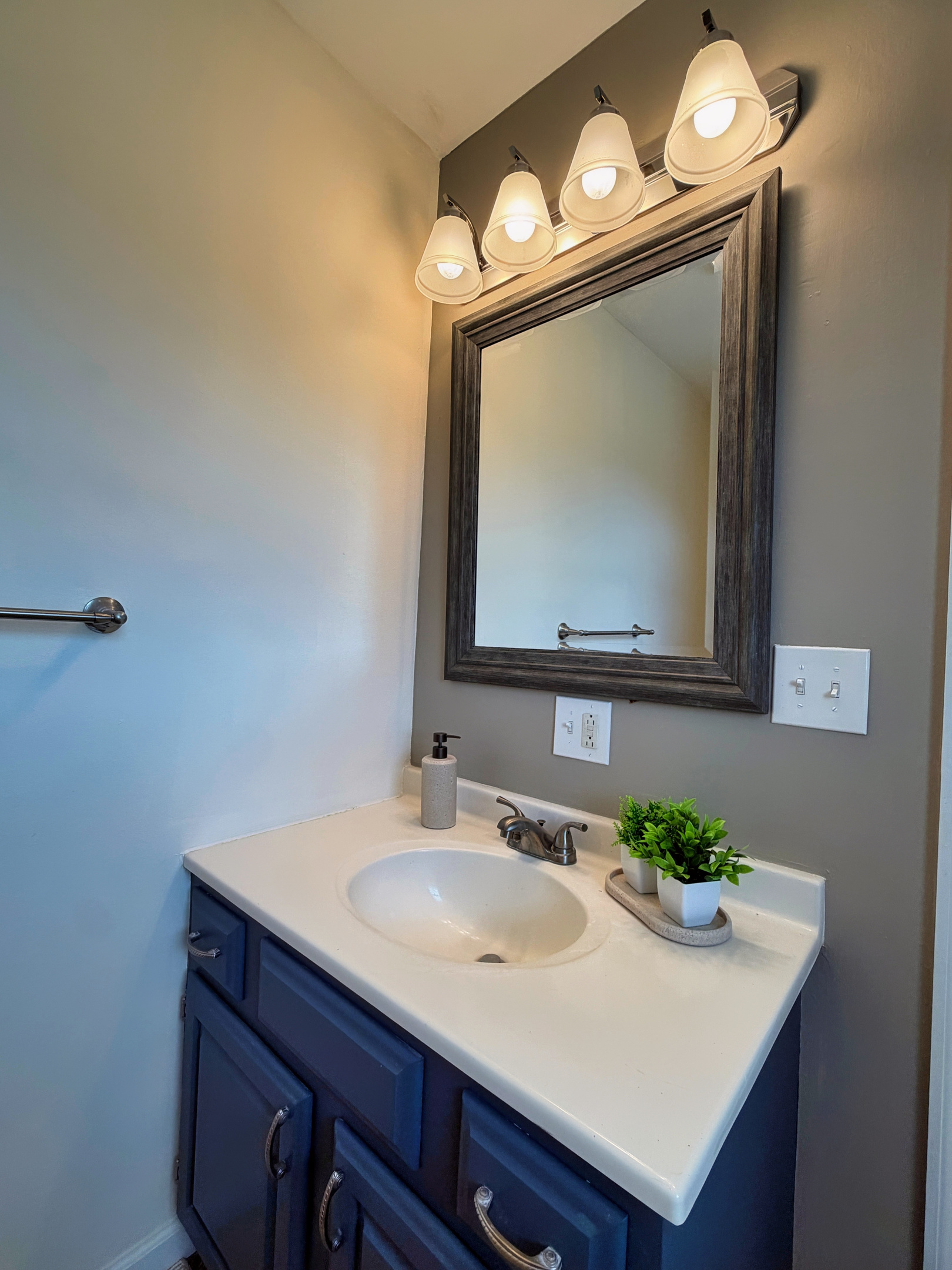 ensuite bathroom w/ shower 2nd floor